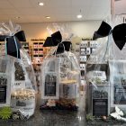 Osnabrück-Präsente Präsent links enthält 200g Osnabrücker Vanillekandis und 100g Osnabrücker-Steckenpferd-Tee, einen Teelamasslöffel und Deko für € 8,95 Präsent in der = 100g Osnabrücker Tee, Osnabrücker Butterwaffel, Maßlöffel und Deko für € 10,95 Präsent 6 = Teedose mit 100g Osnabrücker Vanillekandis und 100g Osnabrücker Tee, Maßlöffel und Deko für € 12,50